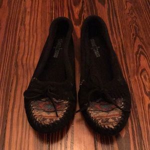 Minnetonka black leather moccasins tribal toe